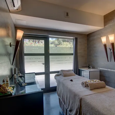 ホテル Golf De Valescure & Nuxe Saint-Raphaël